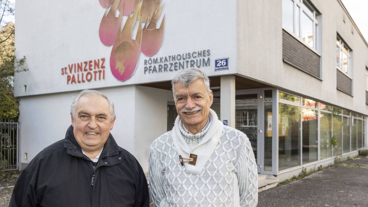 Pfarrer Alois Kremshuber (links) macht in der Pfarre Lehen Platz für die Jugendnotschlafstelle. Im Bild mit Obmann des Pfarrgemeinderats Rudolf Krugluger. 