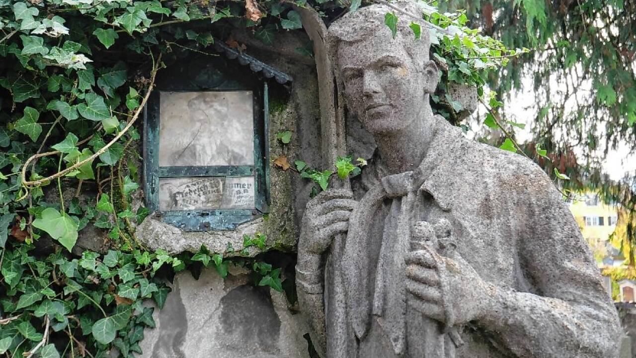 Die steinere Figur zeugt von einem Unglück.   Die steinere Figur zeugt von einem Unglück.
