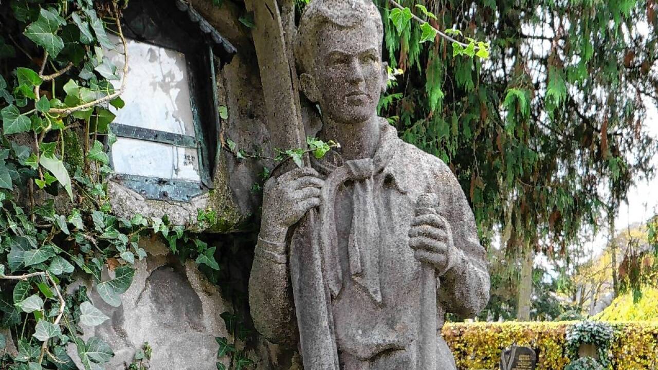 Die steinere Figur zeugt von einem Unglück.   Die steinere Figur zeugt von einem Unglück.
