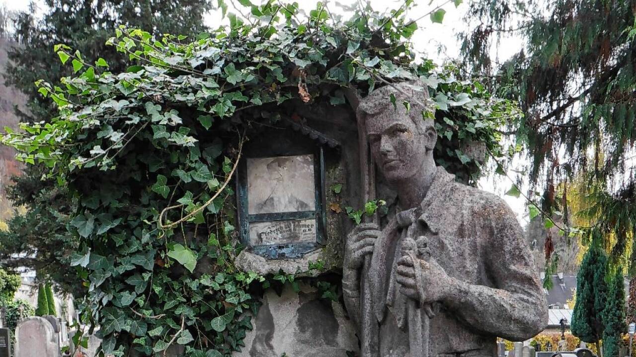 Die steinere Figur zeugt von einem Unglück.   Die steinere Figur zeugt von einem Unglück.