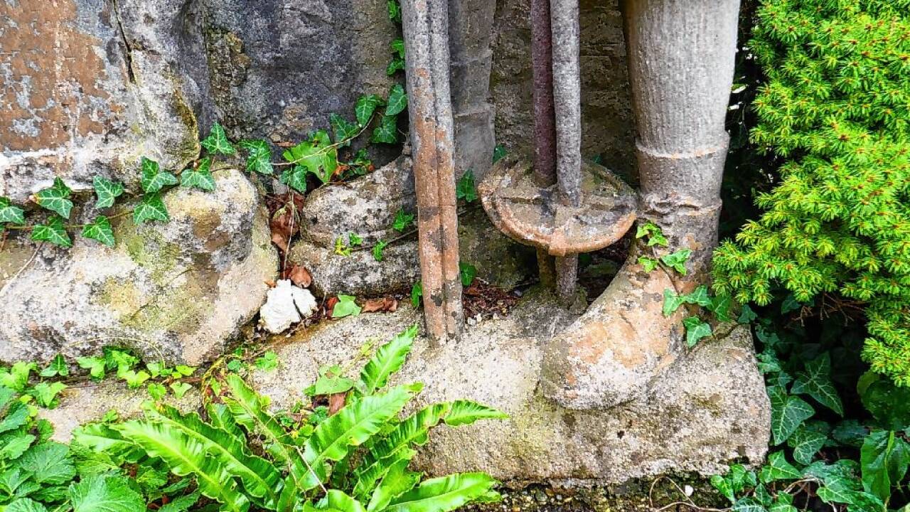 Die steinere Figur zeugt von einem Unglück.   Die steinere Figur zeugt von einem Unglück.