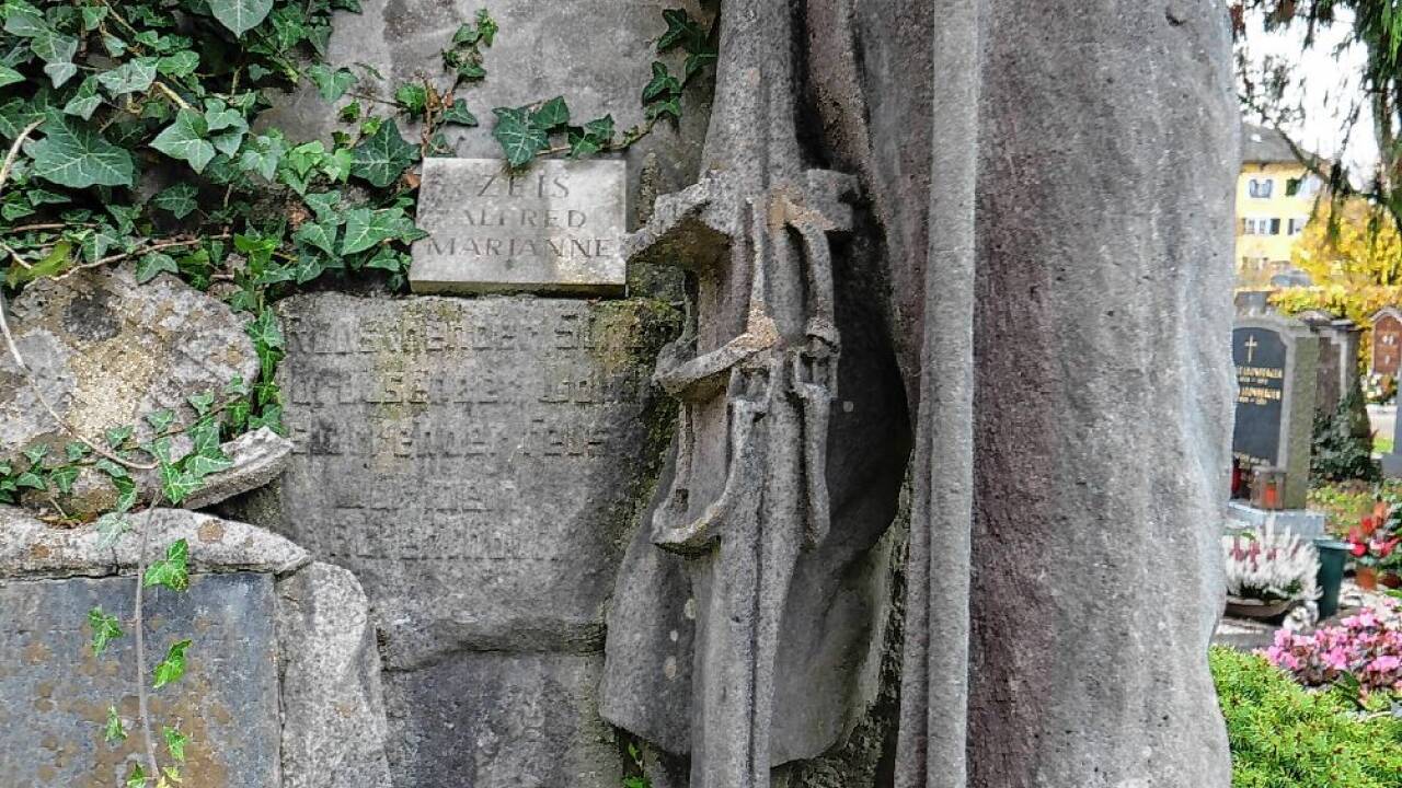 Die steinere Figur zeugt von einem Unglück.   Die steinere Figur zeugt von einem Unglück.