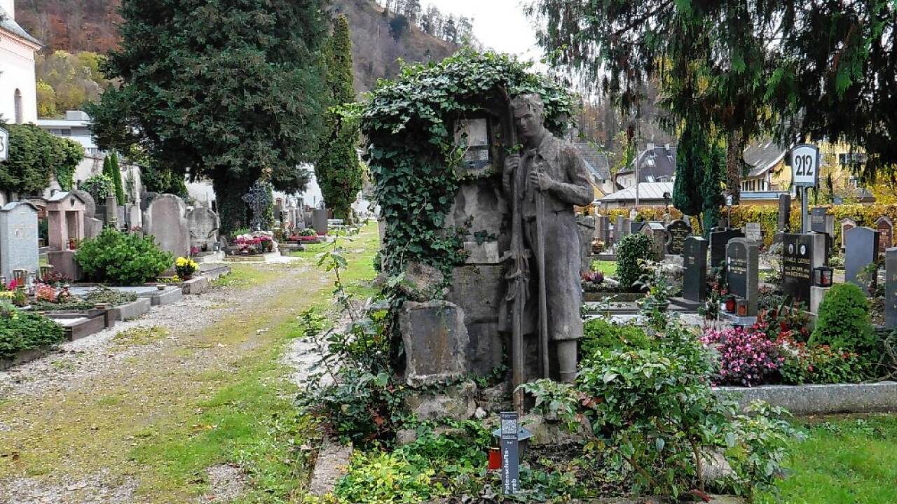 Die steinere Figur zeugt von einem Unglück.   Die steinere Figur zeugt von einem Unglück.
