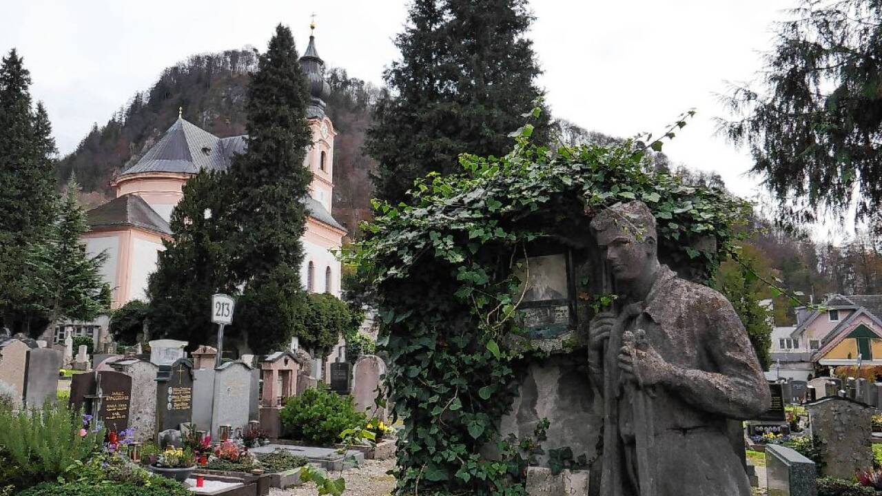 Die steinere Figur zeugt von einem Unglück.   Die steinere Figur zeugt von einem Unglück.