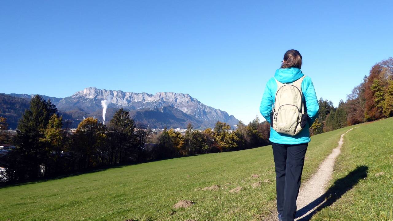 Der Weg zur Samhofkapelle mit Blick auf den Untersberg.  