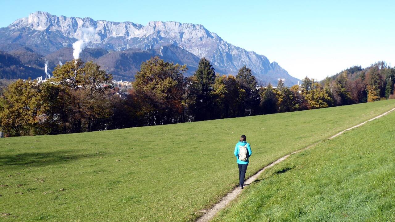 Der Weg zur Samhofkapelle mit Blick auf den Untersberg.  