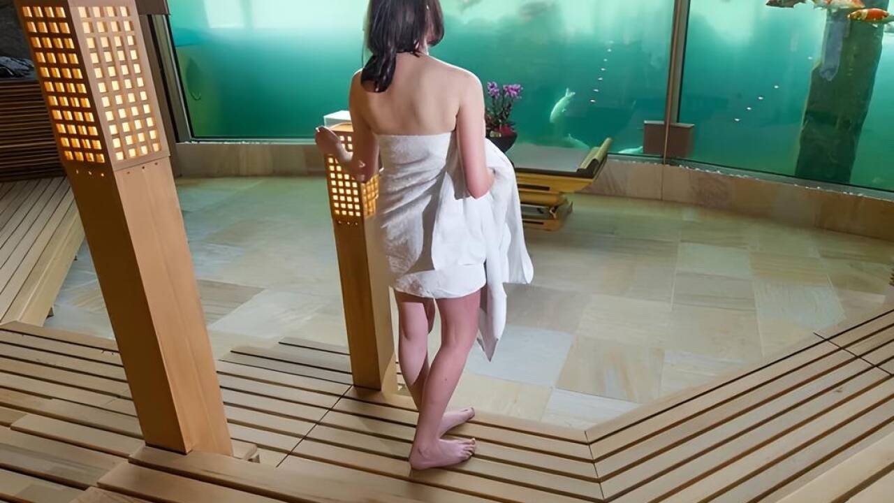 Die Koi-Sauna mit Fisch-Aussicht bei Stuttgart. 
