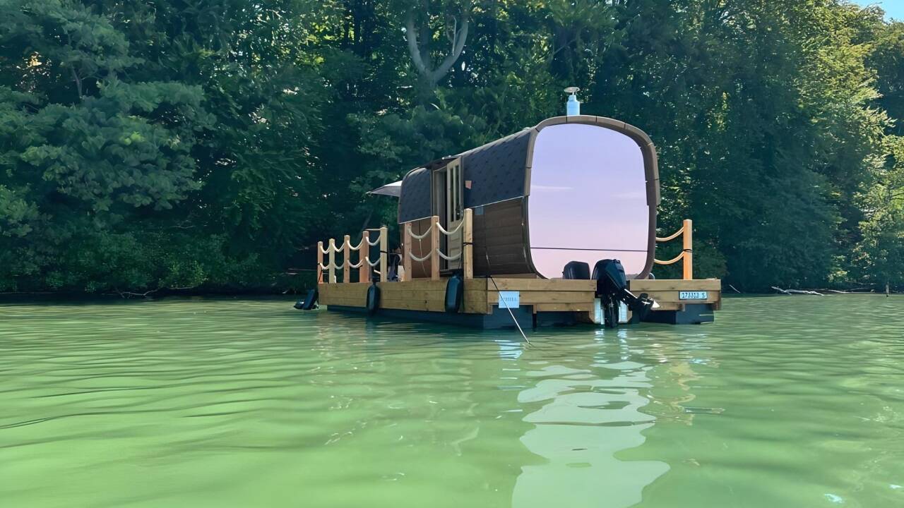 High-Tech-Saunafloß am Werbellinsee in Brandenburg. 