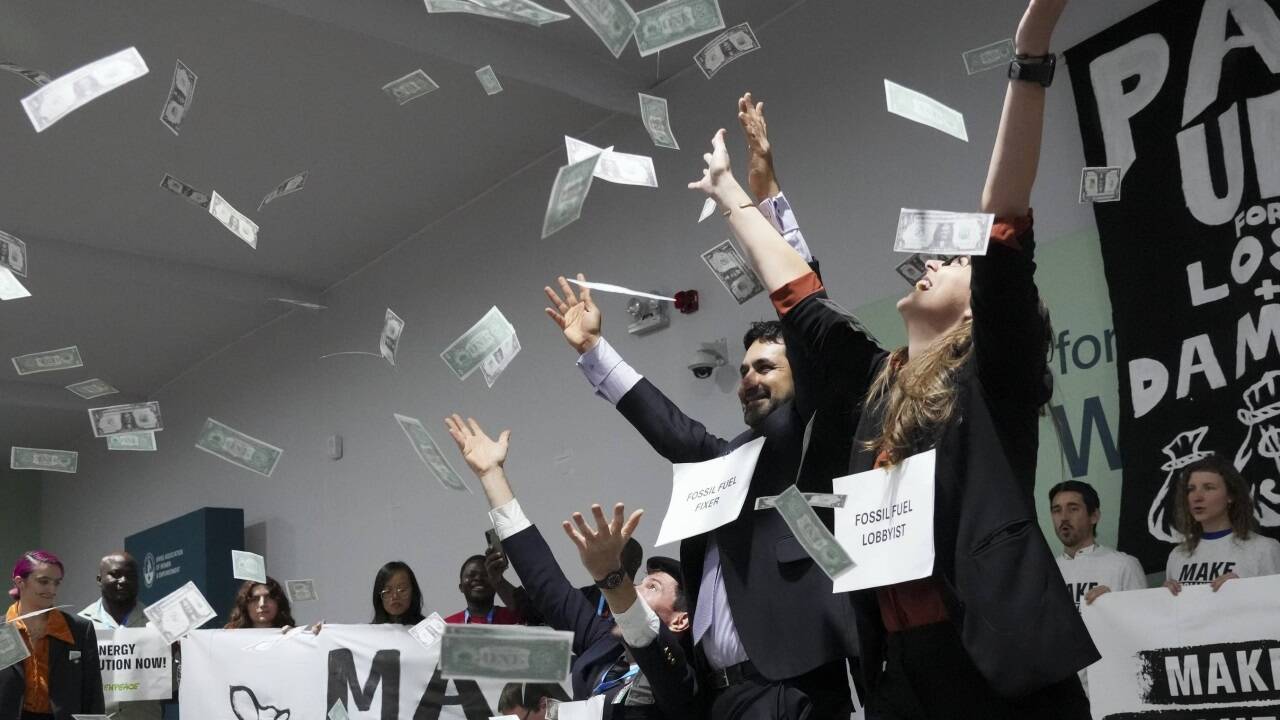 Aktivisten demonstrieren in Baku dafür, dass die Industriestaaten mehr Geld für den Klimaschutz in die Hand nehmen.   Aktivisten demonstrieren in Baku dafür, dass die Industriestaaten mehr Geld für den Klimaschutz in die Hand nehmen.