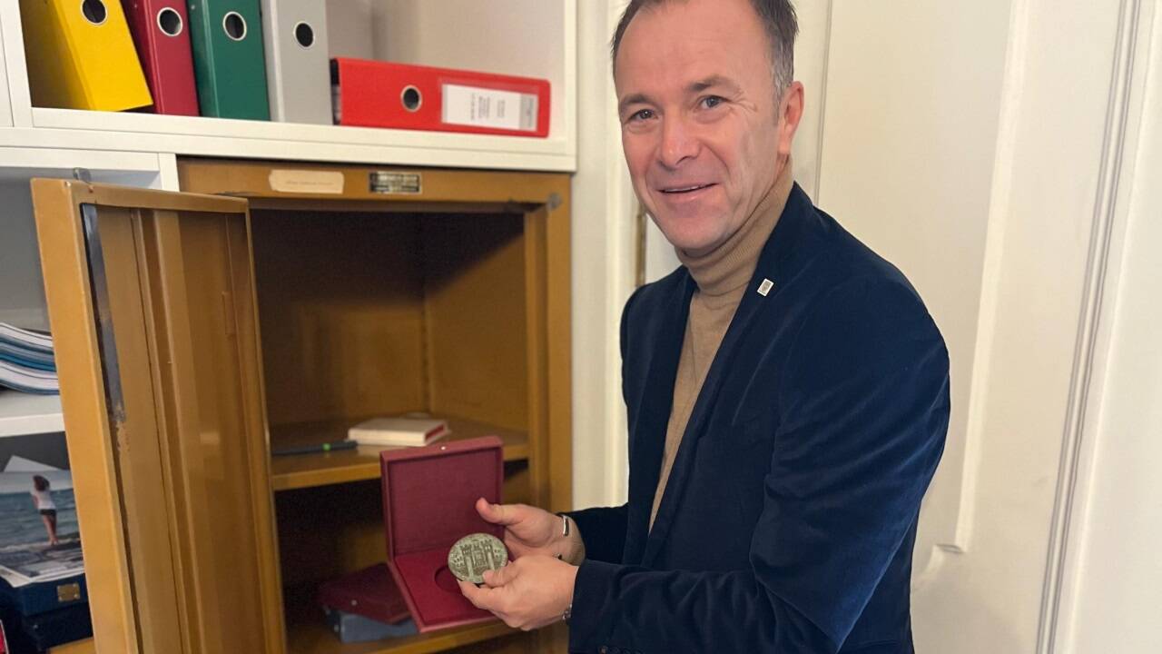 Bürgermeister Bernhard Auinger birgt die „Schätze“ aus dem – jetzt geöffneten – Tresor. 