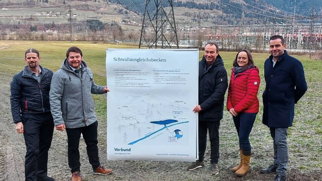 Auf dieser Wiese entsteht das Ausgleichsbecken. Im Bild (von links): Thomas Etzer (Projektleiter Schaufelberg), Bernhard Auernigg (Bgm. Piesendorf), Domenik David (Bgm. Kaprun), Werksgruppenleiterin Tanja Janisch-Breuer und Gesamtprojektleiter Christian Rieder.  