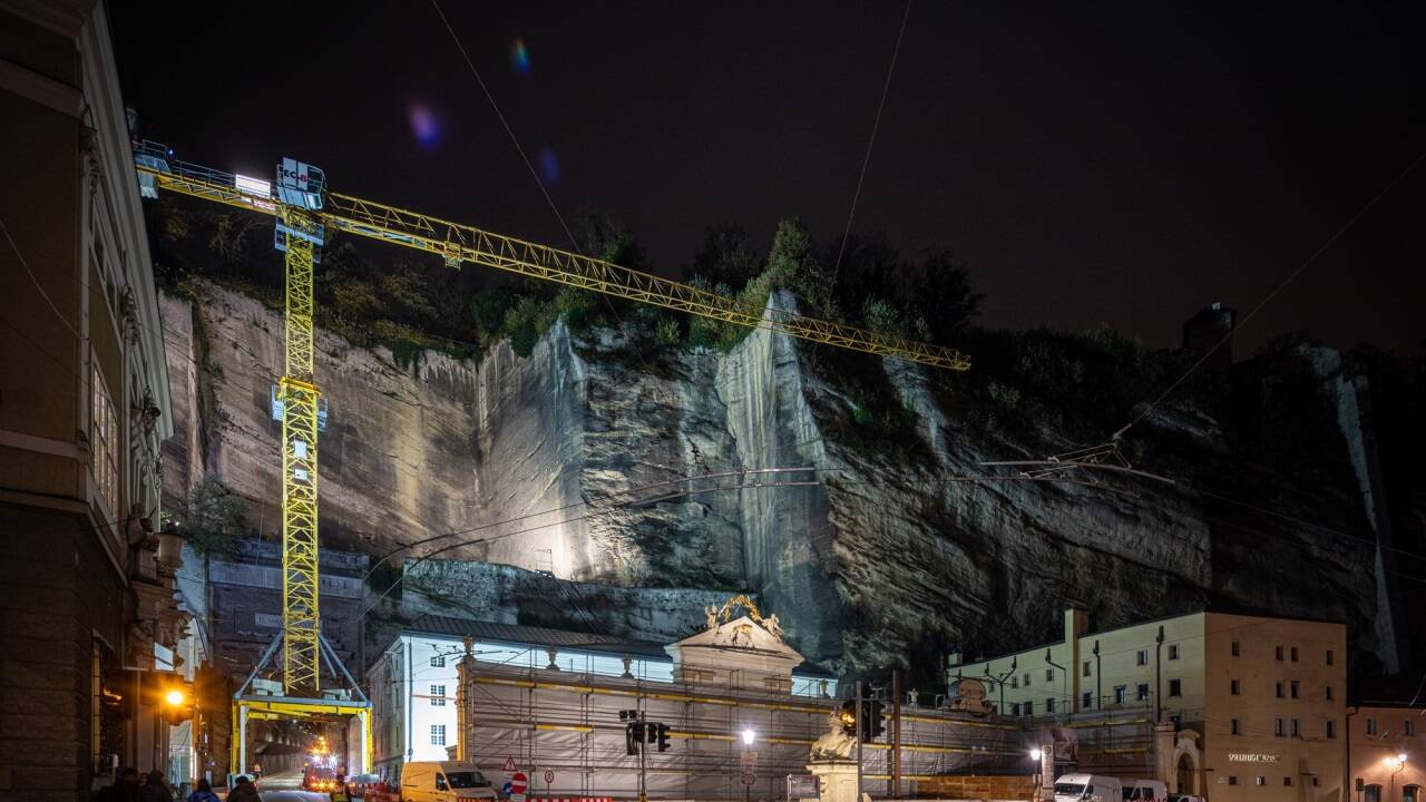 Noch ist das Neutor trotz der Bauarbeiten am Festspielzentrum auf dem Herbert-von-Karajan-Platz für den gesamten Verkehr offen. 2026 muss das Neutor im Zuge der Bauarbeiten vorübergehend ganz oder teilweise gesperrt werden.   Noch ist das Neutor trotz der Bauarbeiten am Festspielzentrum auf dem Herbert-von-Karajan-Platz für den gesamten Verkehr offen. 2026 muss das Neutor im Zuge der Bauarbeiten vorübergehend ganz oder teilweise gesperrt werden.