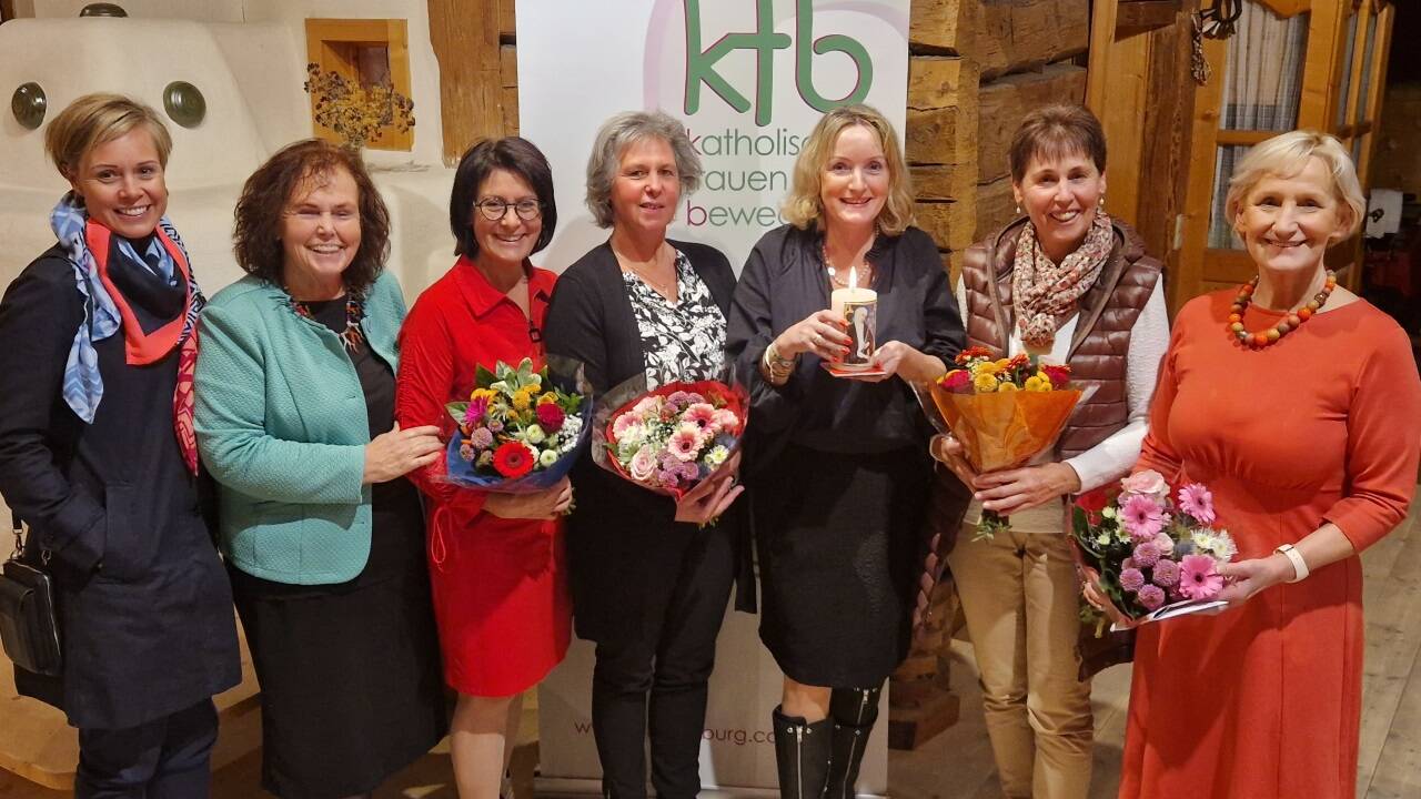 Ideen geben, ermutigen, inspirieren und für das Ehrenamt stärken: Vize-Bgm. Marlene Steiger-Brugger, Eva Oberhauser, Susanne Hirschbichler, Birgit Knapp, Tania Zawadil, Gertrud Lechner und Sonja Ottenbacher im Kammerlanderstall. 