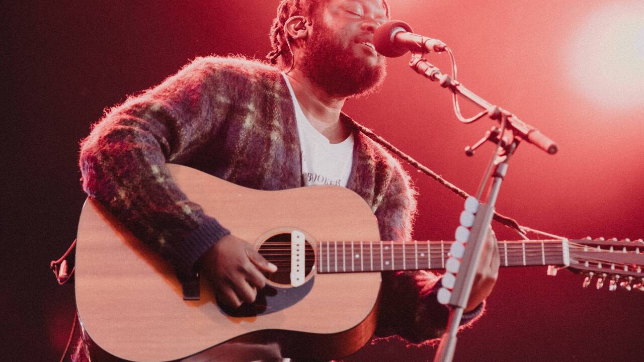 Michael Kiwanuka beim Festival „Syd for Solen“ 2024 in Kopenhagen, Dänemark. 