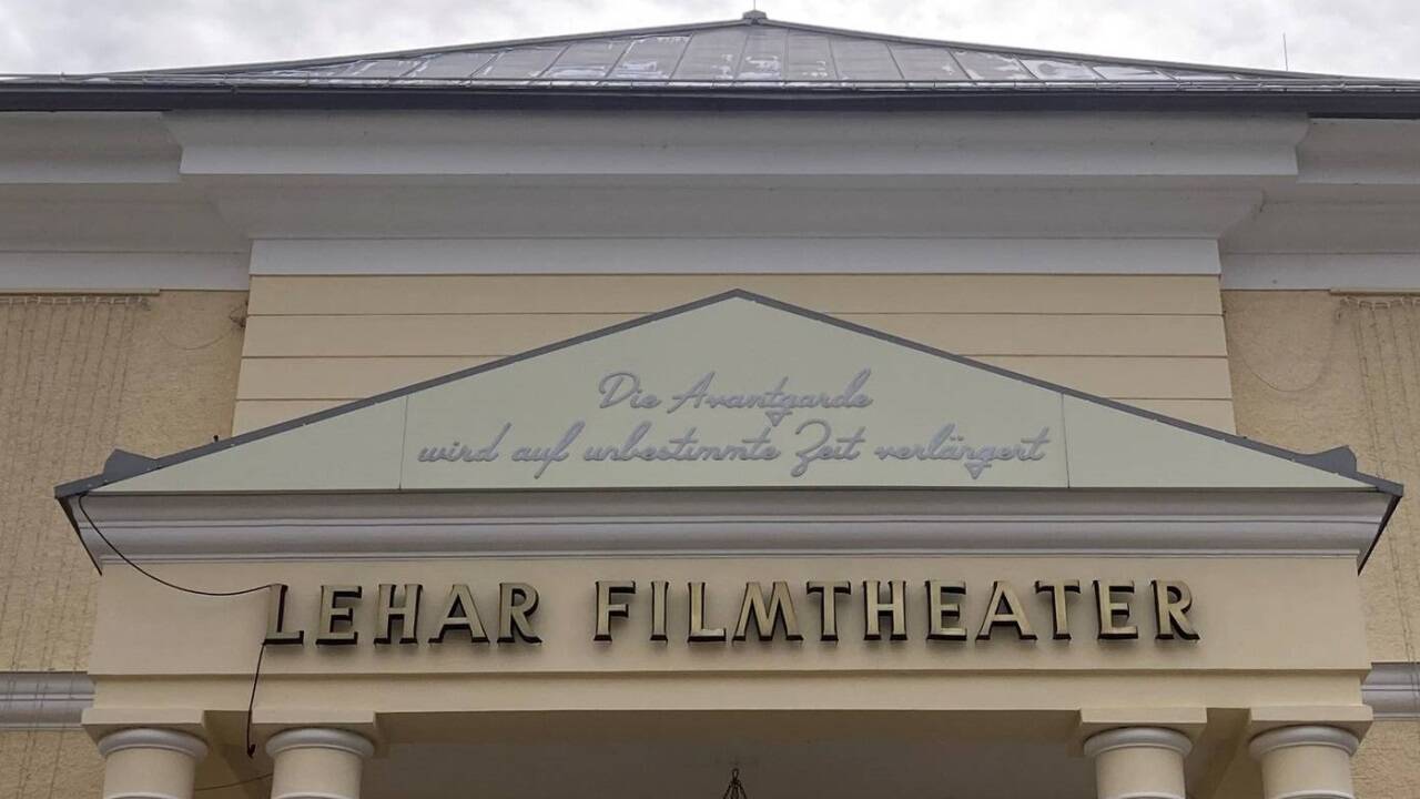 „Die Avantgarde wird auf unbestimmte Zeit verlängert“, steht auf der Fassade des Lehártheaters. „Die Avantgarde wird auf unbestimmte Zeit verlängert“, steht auf der Fassade des Lehártheaters.