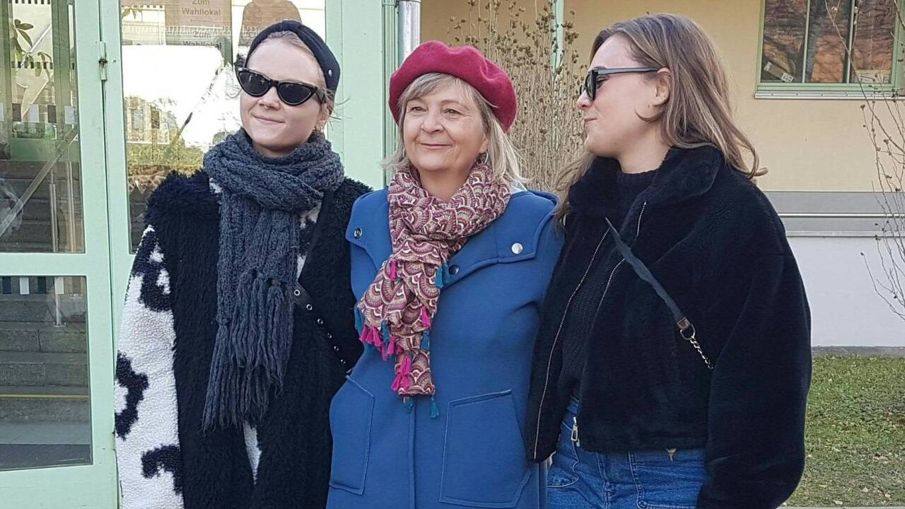 KPÖ-Spitzenkandidatin Claudia Klimt-Weithaler (m.) mit ihren Töchtern 