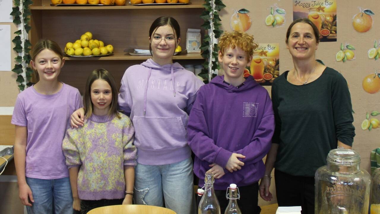 Julia Hauthaler, Sanna Bermadinger, Maria Reitinger, Levin Erlinger und Pädagogin Monika Gaisbauer v.l. im Saftladen.   Julia Hauthaler, Sanna Bermadinger, Maria Reitinger, Levin Erlinger und Pädagogin Monika Gaisbauer v.l. im Saftladen.