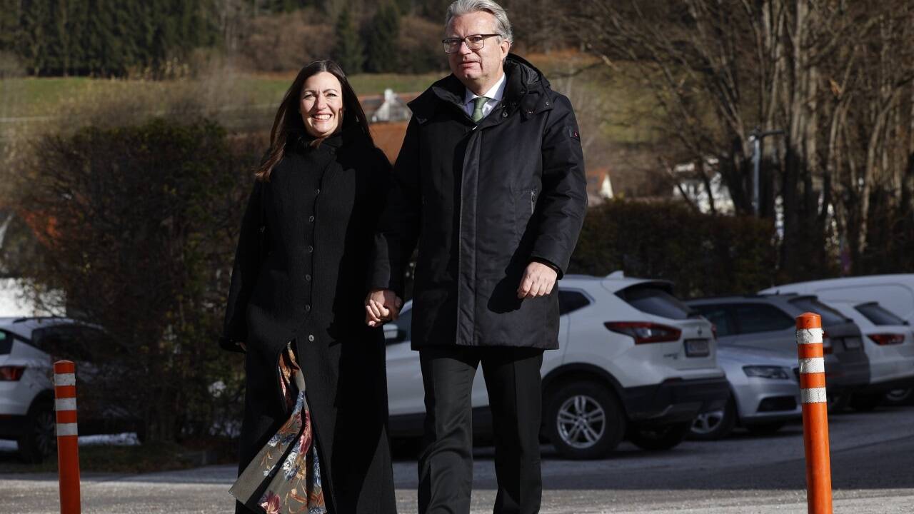 ÖVP Spitzenkandidat und Landeshauptmann Christopher Drexler mit Gattin Iris bei der Stimmabgabe. 