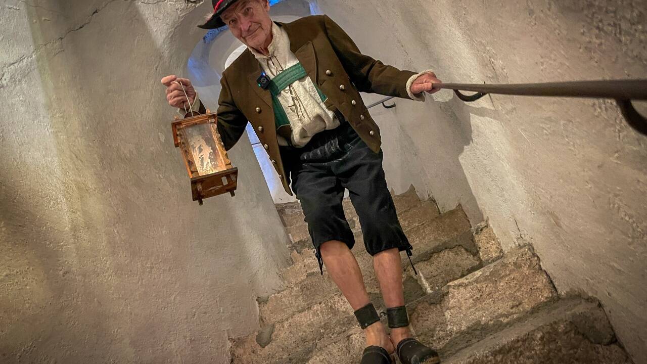 ... Bauers Josef Steinweder beim Rundgang in der Burg Hohenwerfen. Der „Gefangene“ liegt in Ketten. 