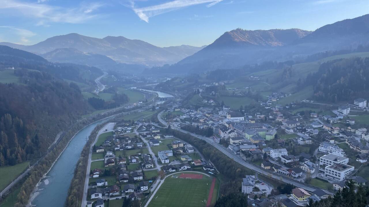 Der Rundgang führt Besucherinnen und Besucher auf den Glockenturm mit Aussicht über Werfen. 