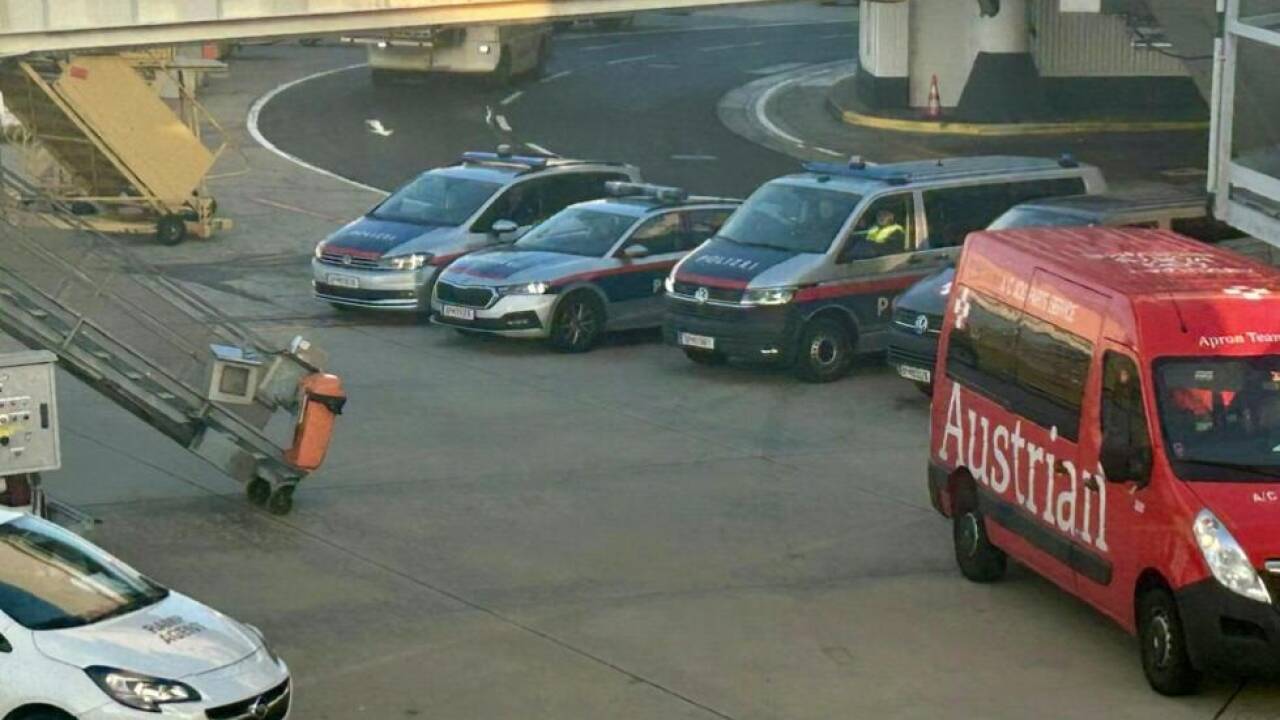 Die Polizei erwartete die Maschine Die Polizei erwartete die Maschine
