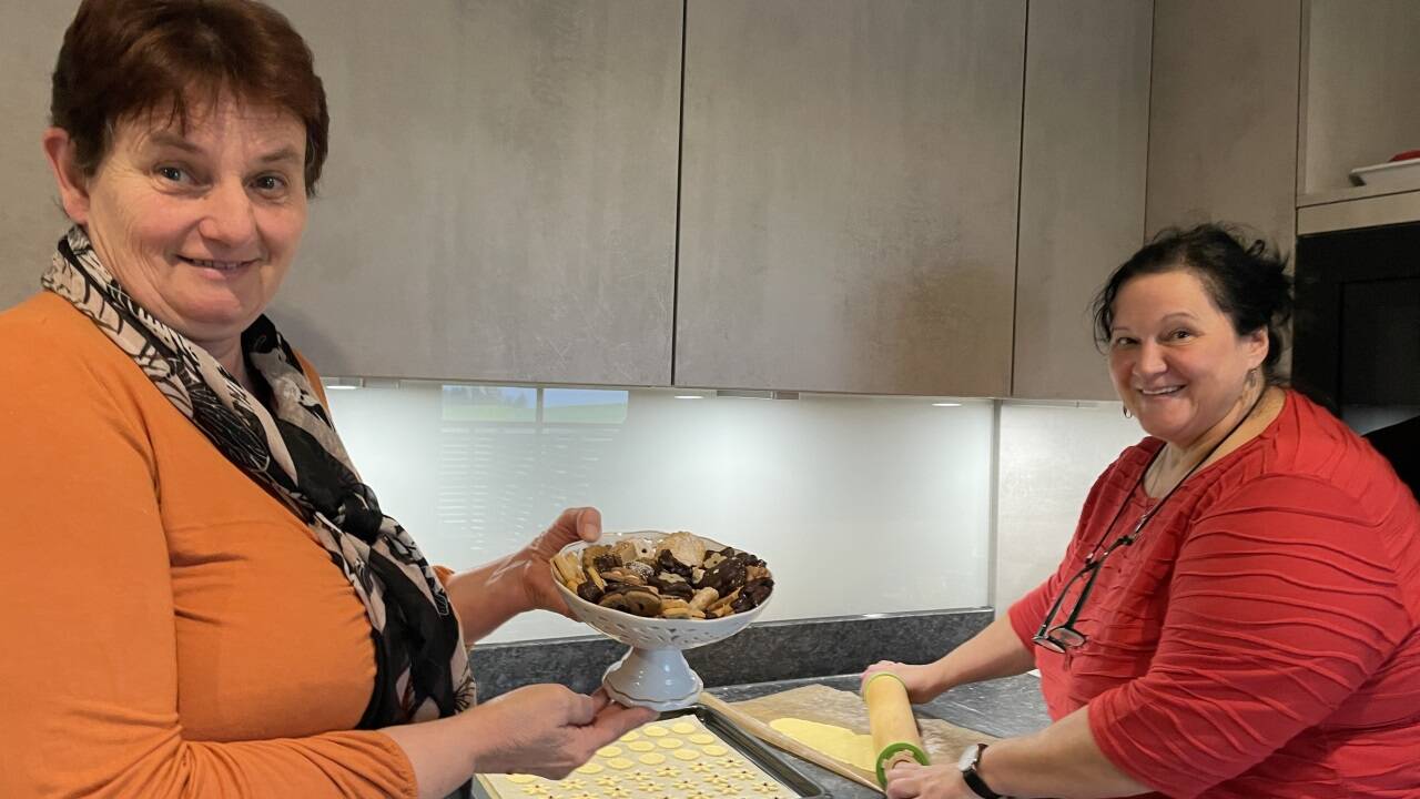 Monika Maislinger und Maria Vitzthum haben Anfang November mit dem Keksebacken begonnen.  