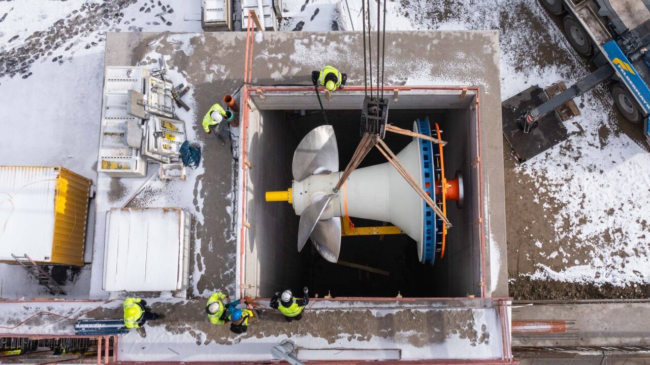 Präzisionsarbeit – das Einheben der Laufräder in das Kraftwerkshaus.  Präzisionsarbeit – das Einheben der Laufräder in das Kraftwerkshaus.