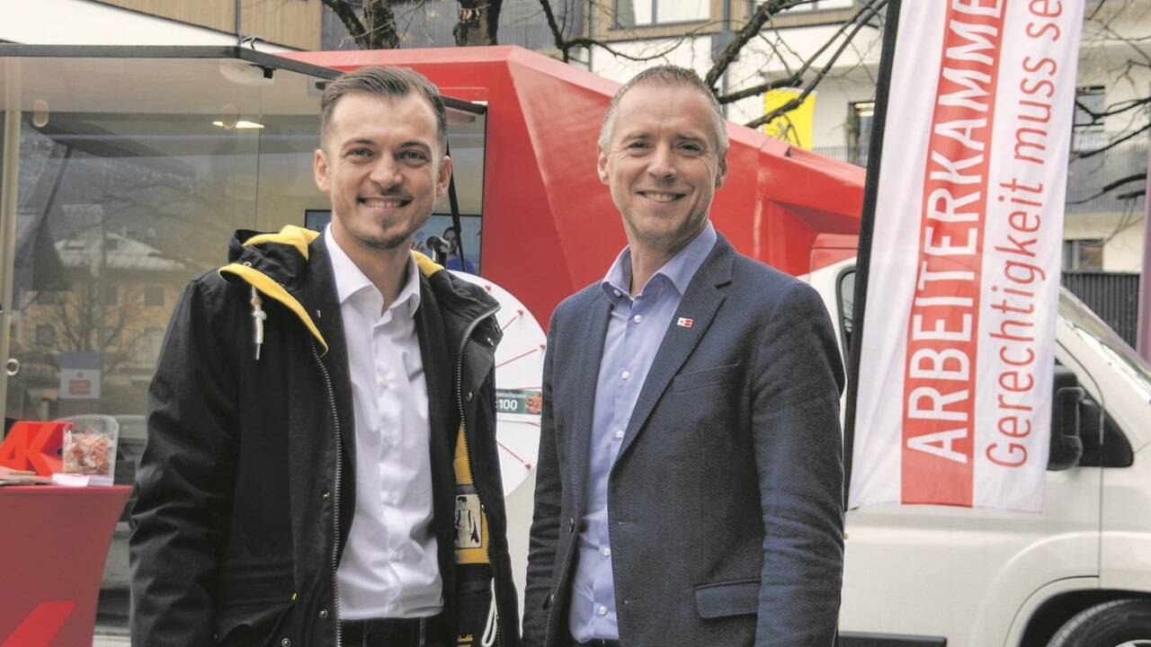 AK-Bezirksstellenleiter Samed Aksu (l.) mit AK-Präsident Peter Eder beim Beratungsbus der Kammer in St. Johann.   AK-Bezirksstellenleiter Samed Aksu (l.) mit AK-Präsident Peter Eder beim Beratungsbus der Kammer in St. Johann.
