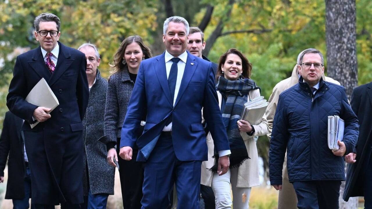 Harald Mahrer (im Bild links mit Staatssekretärin Claudia Plakolm, Bundeskanzler Karl Nehammer, Ministerin Karoline Edtstadler und Klubchef August Wöginger) zählt zu den ÖVP-Chefverhandlern in den laufenden Koalitionsgesprächen.  