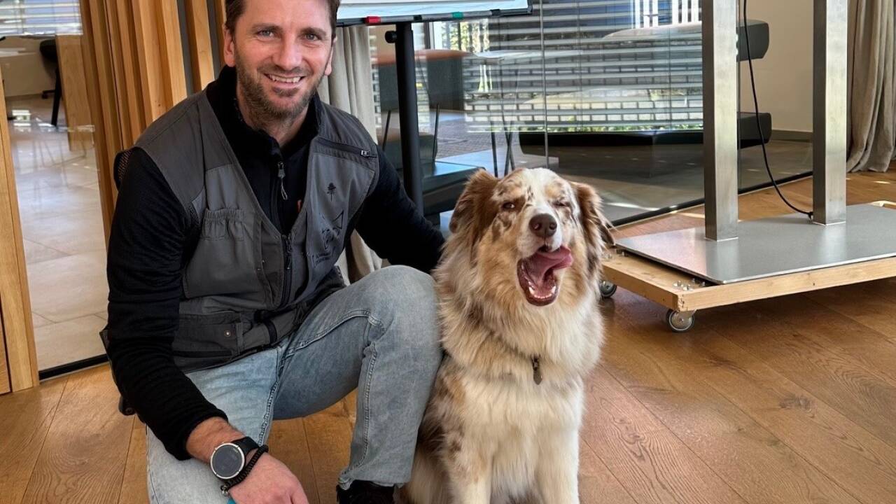 Andreas Bauer mit seinem Schimmelspürhund Lucky.  Andreas Bauer mit seinem Schimmelspürhund Lucky.
