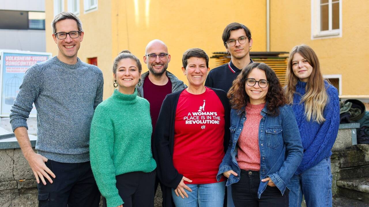 Der neue gewählte Landesvorstand der Salzburger KPÖ plus: Kay-Michael Dankl, Natalie Hangöbl, Christian Eichinger, Cornelia Plank, Max Rigele, Sarah Pansy, Roberta Jelinek (v.l.n.r.)  Der neue gewählte Landesvorstand der Salzburger KPÖ plus: Kay-Michael Dankl, Natalie Hangöbl, Christian Eichinger, Cornelia Plank, Max Rigele, Sarah Pansy, Roberta Jelinek (v.l.n.r.)