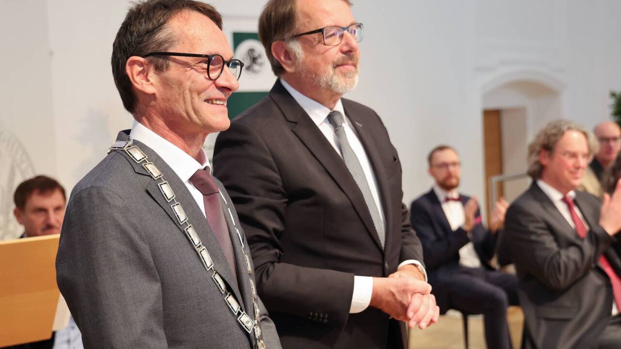 Der ehemalige Rektor Hendrik Lehnert übergab die Amtskette an seinen Nachfolger Bernhard Fügenschuh.  
