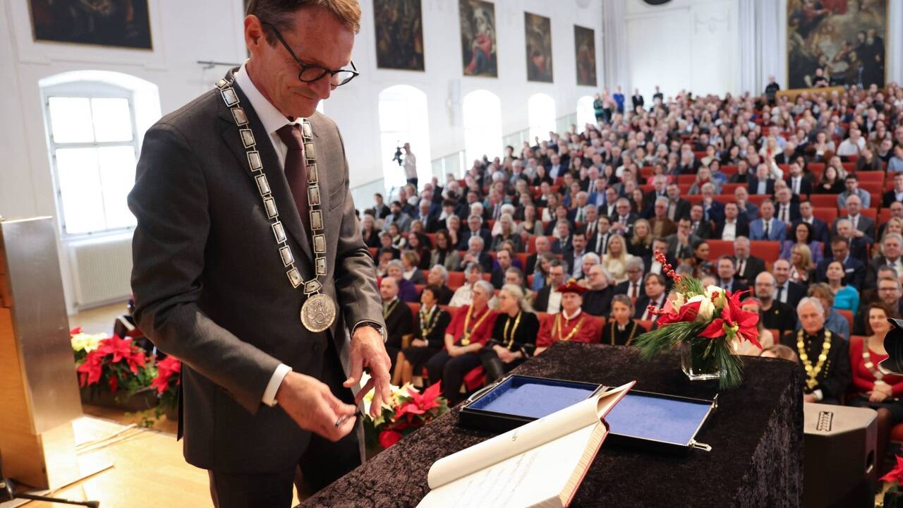 Bernhard Fügenschuh bei der Eintragung ins Rektoratsbuch der Universität Salzburg. FRANZ NEUMAYR 