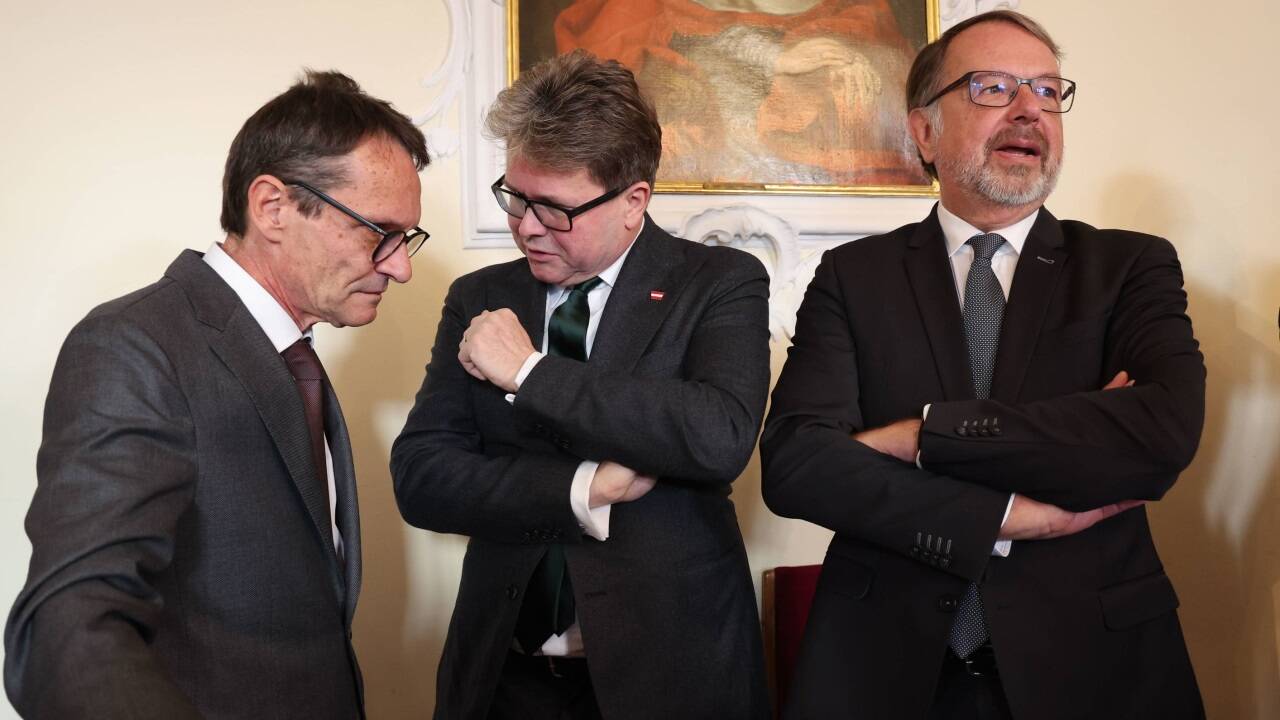 Bernhard Fügenschuh mit Wissenschaftsminister Martin Polaschek und dem ehemaligen Rektor Hendrik Lehnert.  