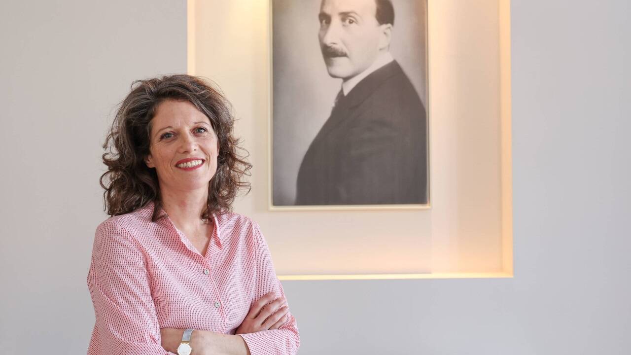 Die Germanistin Martina Wörgötter leitet seit Anfang 2024 das Stefan-Zweig-Zentrum, nachdem sie dort seit März 2015 wissenschaftliche Mitarbeiterin gewesen ist. Das Stefan–Zweig-Zentrum wird von Paris-Lodron-Universität, Stadt und Land Salzburg finanziert.   Die Germanistin Martina Wörgötter leitet seit Anfang 2024 das Stefan-Zweig-Zentrum, nachdem sie dort seit März 2015 wissenschaftliche Mitarbeiterin gewesen ist. Das Stefan–Zweig-Zentrum wird von Paris-Lodron-Universität, Stadt und Land Salzburg finanziert.