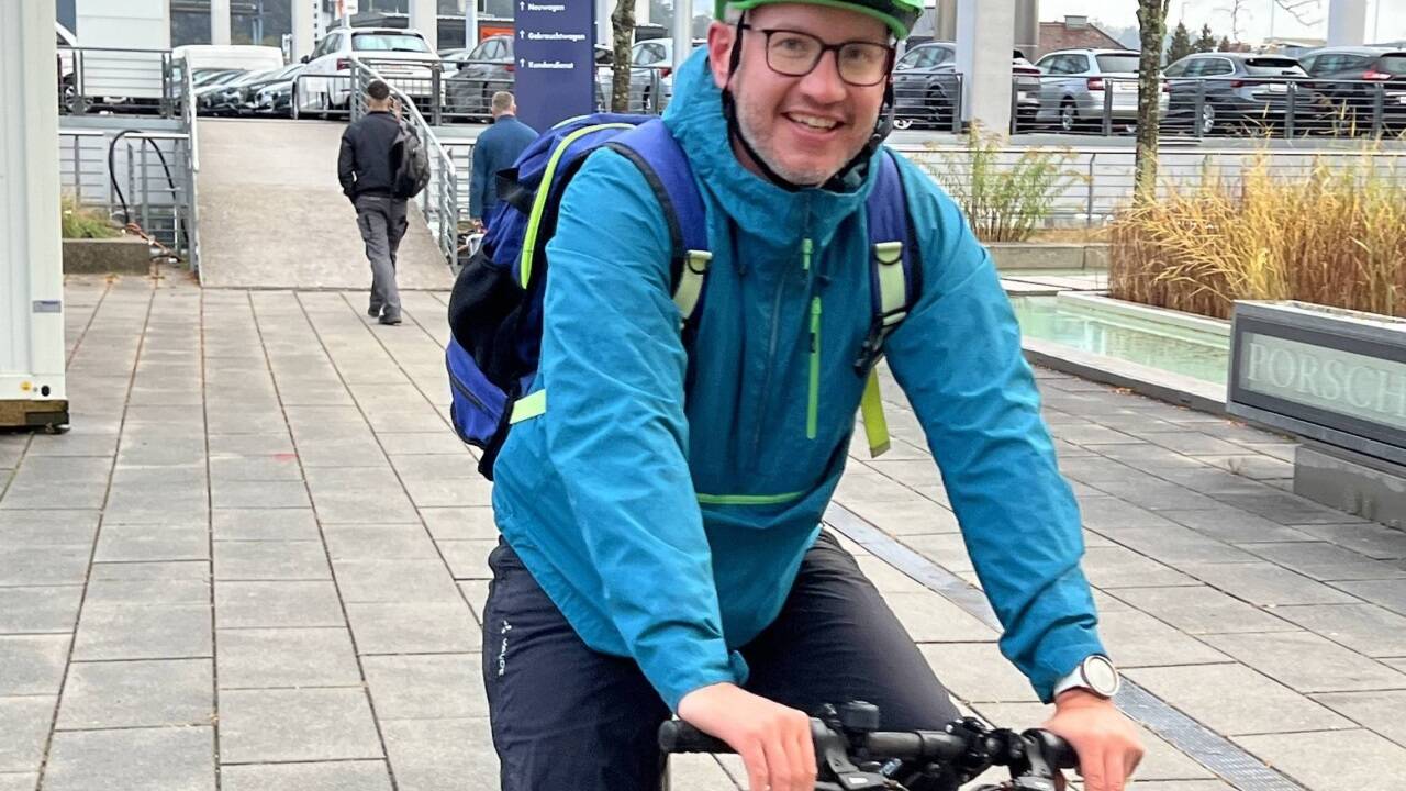 Gerhard Lassacher strampelt täglich in den Job – sommers wie winters. 