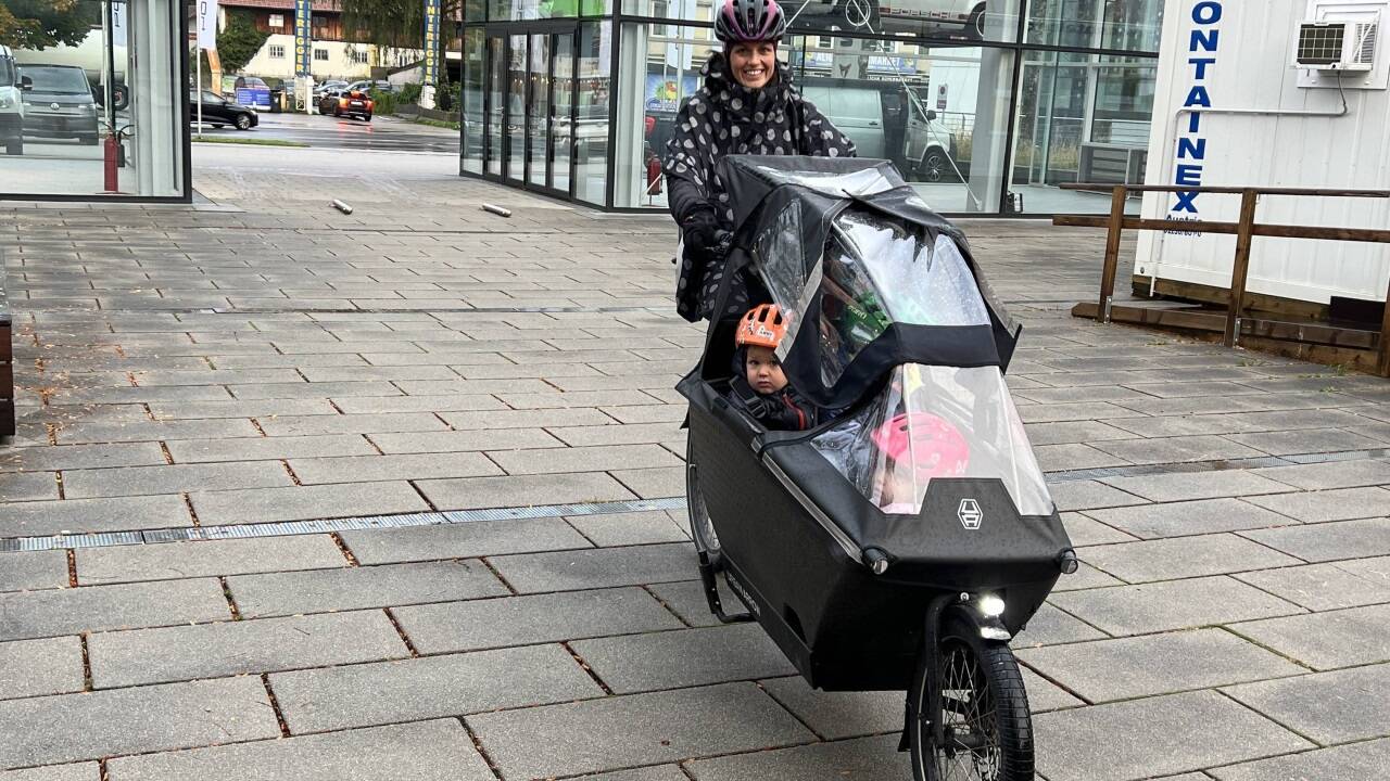 Ricarda Marschall mit ihrem mobilen Kleinkind-Trio im Korb des Lastenrades. 
