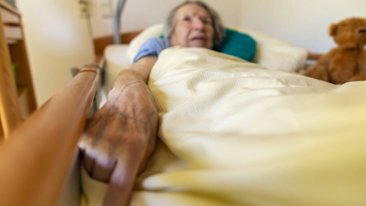 Die Pflege von alten Menschen betrifft Tausende Familien - und wird auch in den laufenden Koalitionsverhandlungen ein Thema sein.  