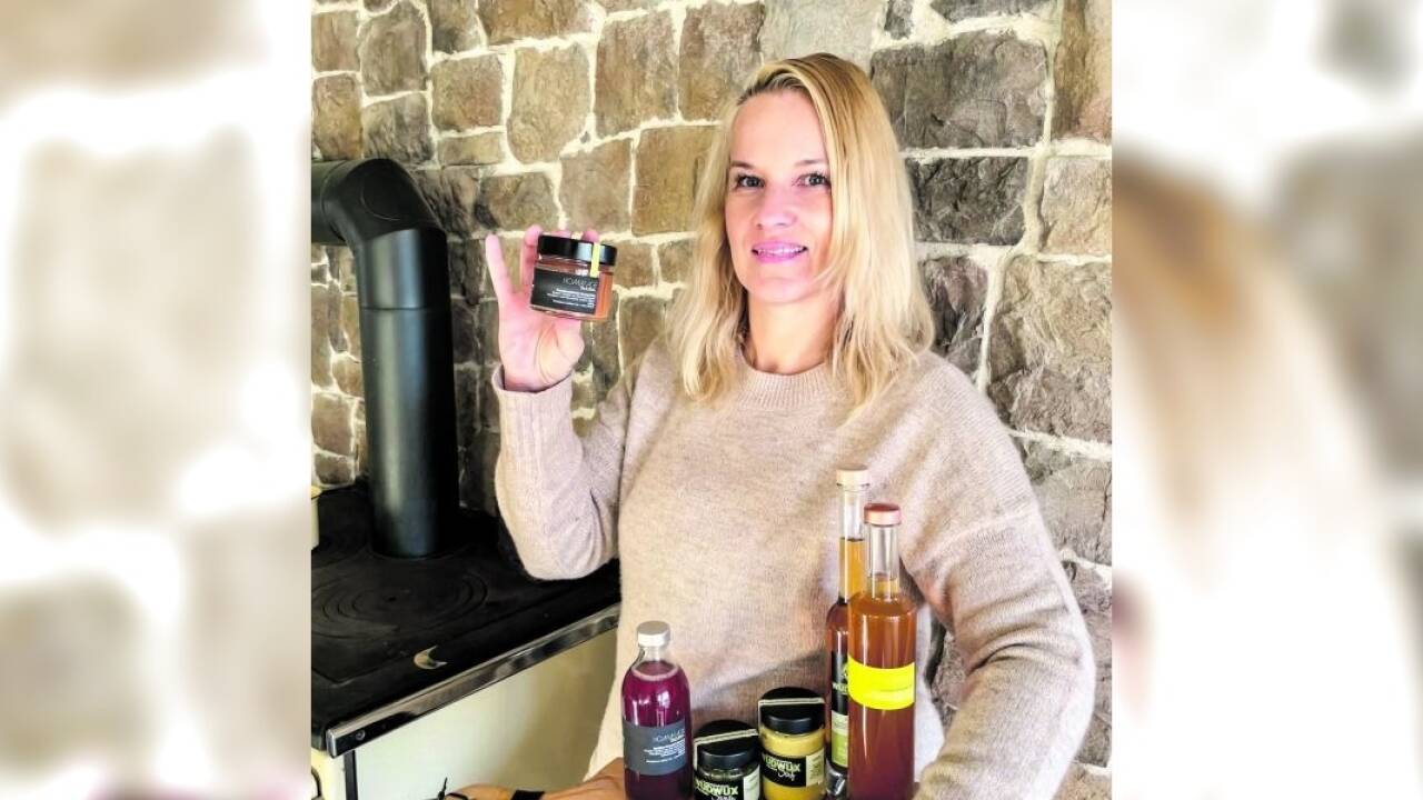 Michaela Schwarzbraun aus Nußdorf verarbeitet die wilden Pflanzen und Früchte in ihrer Manufaktur. 
