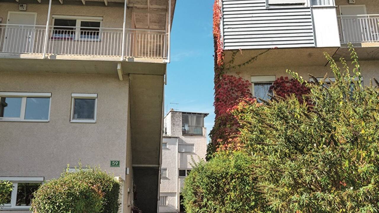 Die Architektur und die Anlage der Siedlung orientieren sich mit der verwinkelten Struktur und den vielen kleinen Gassen an der mediterranen Städtebauweise. 