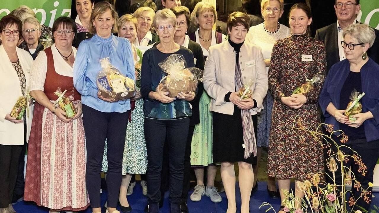 Ein Teil der ehrenamtlichen Mitglieder der Hospiz-Initiative Flachgau bei der 20-Jahre-Feier in Seekirchen.  Ein Teil der ehrenamtlichen Mitglieder der Hospiz-Initiative Flachgau bei der 20-Jahre-Feier in Seekirchen.
