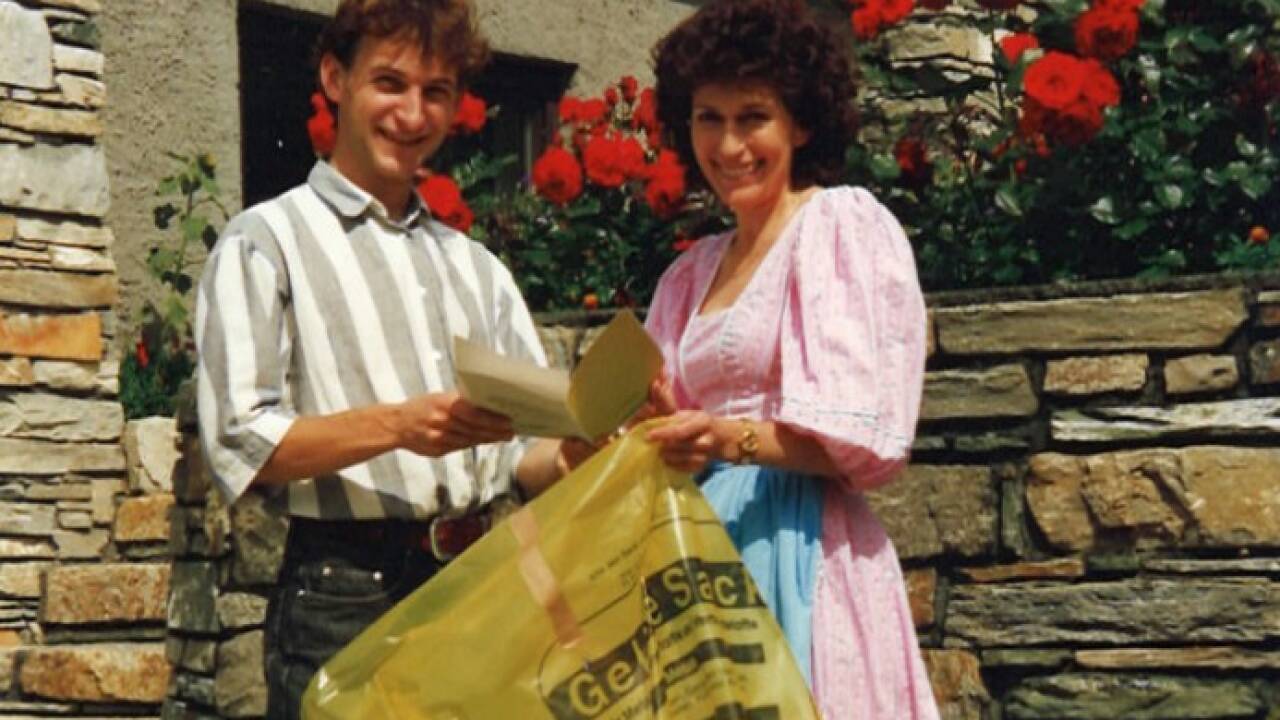 1993 übergab Peter Pagitsch den ersten Gelben Sack an Martha Rausch, fast 32 Jahre später stellte man das Foto nach.  1993 übergab Peter Pagitsch den ersten Gelben Sack an Martha Rausch, fast 32 Jahre später stellte man das Foto nach.