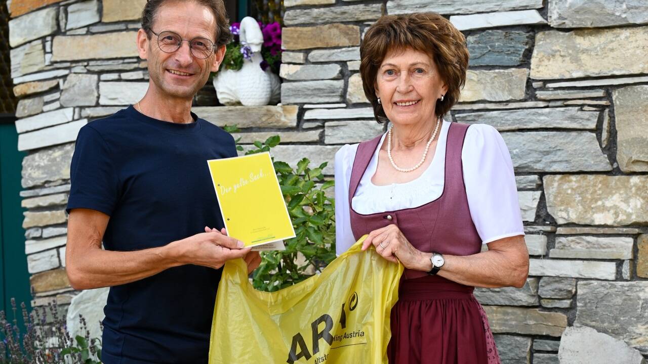 1993 übergab Peter Pagitsch den ersten Gelben Sack an Martha Rausch, fast 32 Jahre später stellte man das Foto nach.  1993 übergab Peter Pagitsch den ersten Gelben Sack an Martha Rausch, fast 32 Jahre später stellte man das Foto nach.