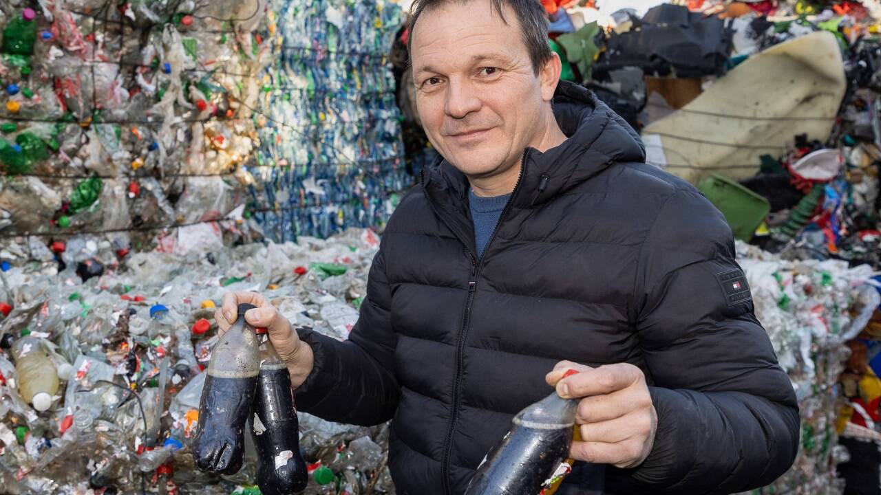 Johann Rieger junior im „Normalbetrieb“ in Neumarkt. Die Entsorgung der Rückrufflaschen läuft hingegen in Ostösterreich ab. 