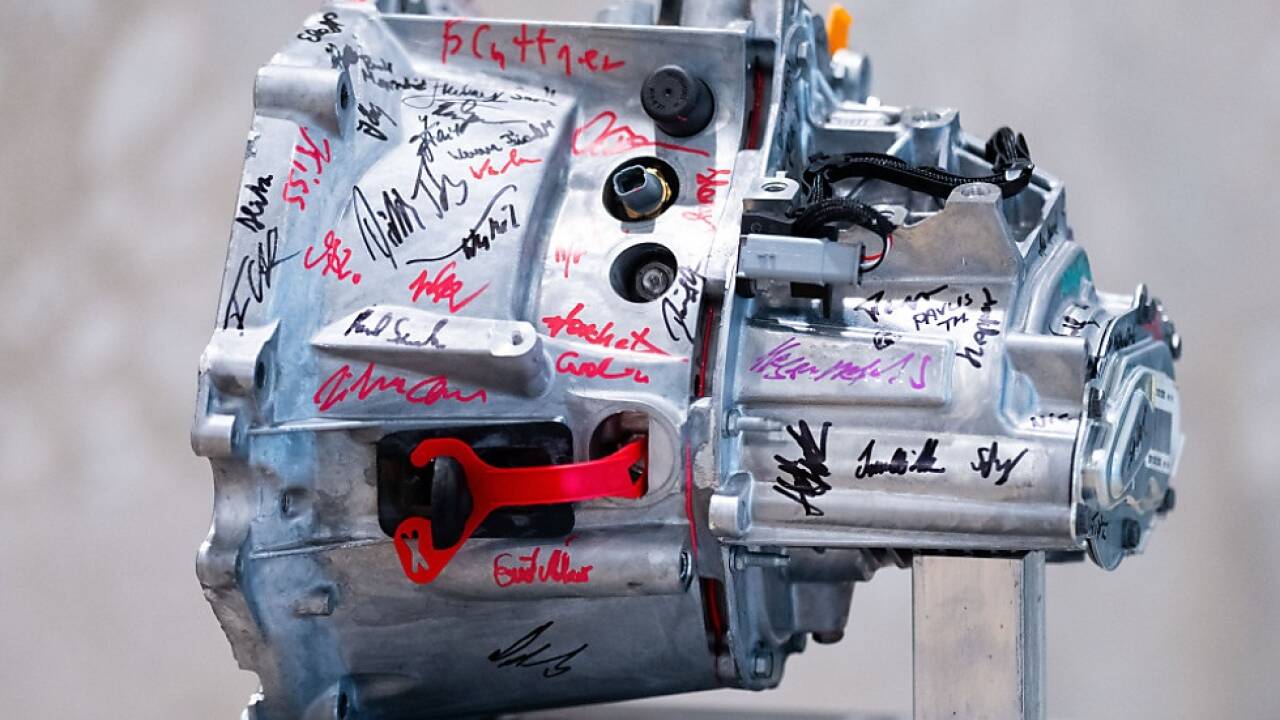 Die letzten Beschäftigten haben auf dem Getriebe unterschrieben  Die letzten Beschäftigten haben auf dem Getriebe unterschrieben