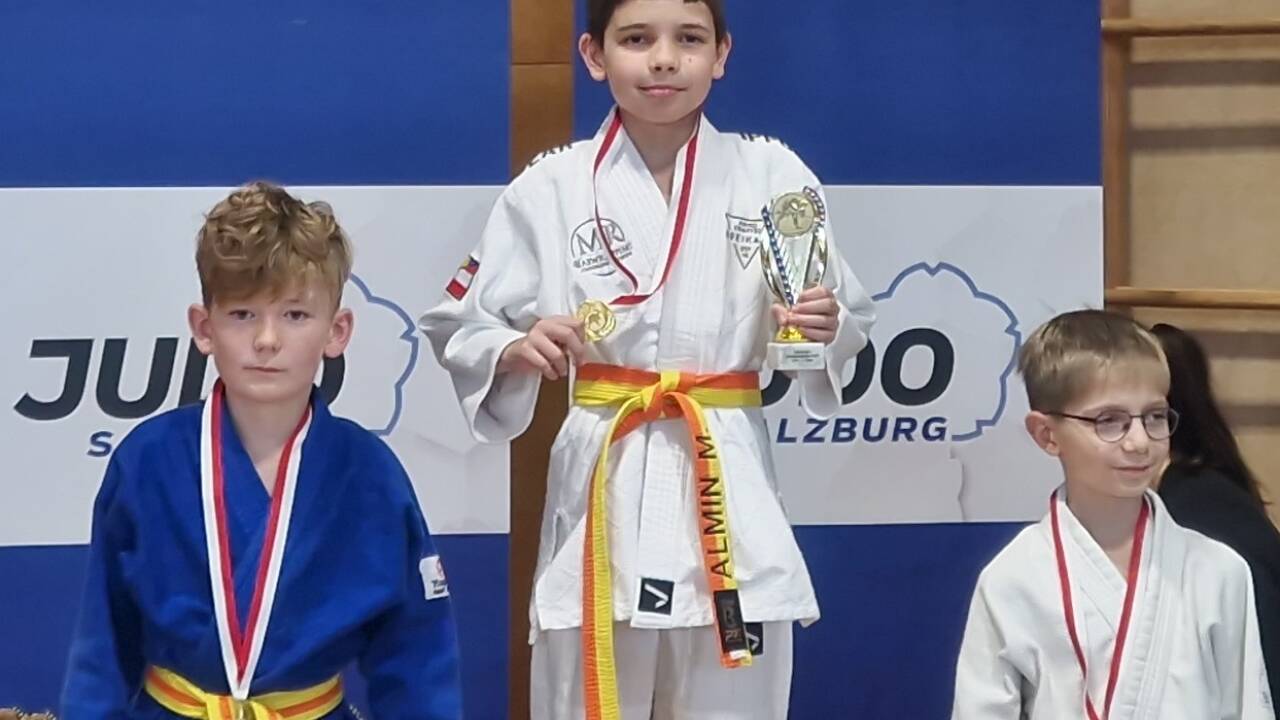 Almin Mahmuljin (Bildmitte) von der Judounion Hallein-Golling gewinnt in der Klasse U12 -30 kg. 
