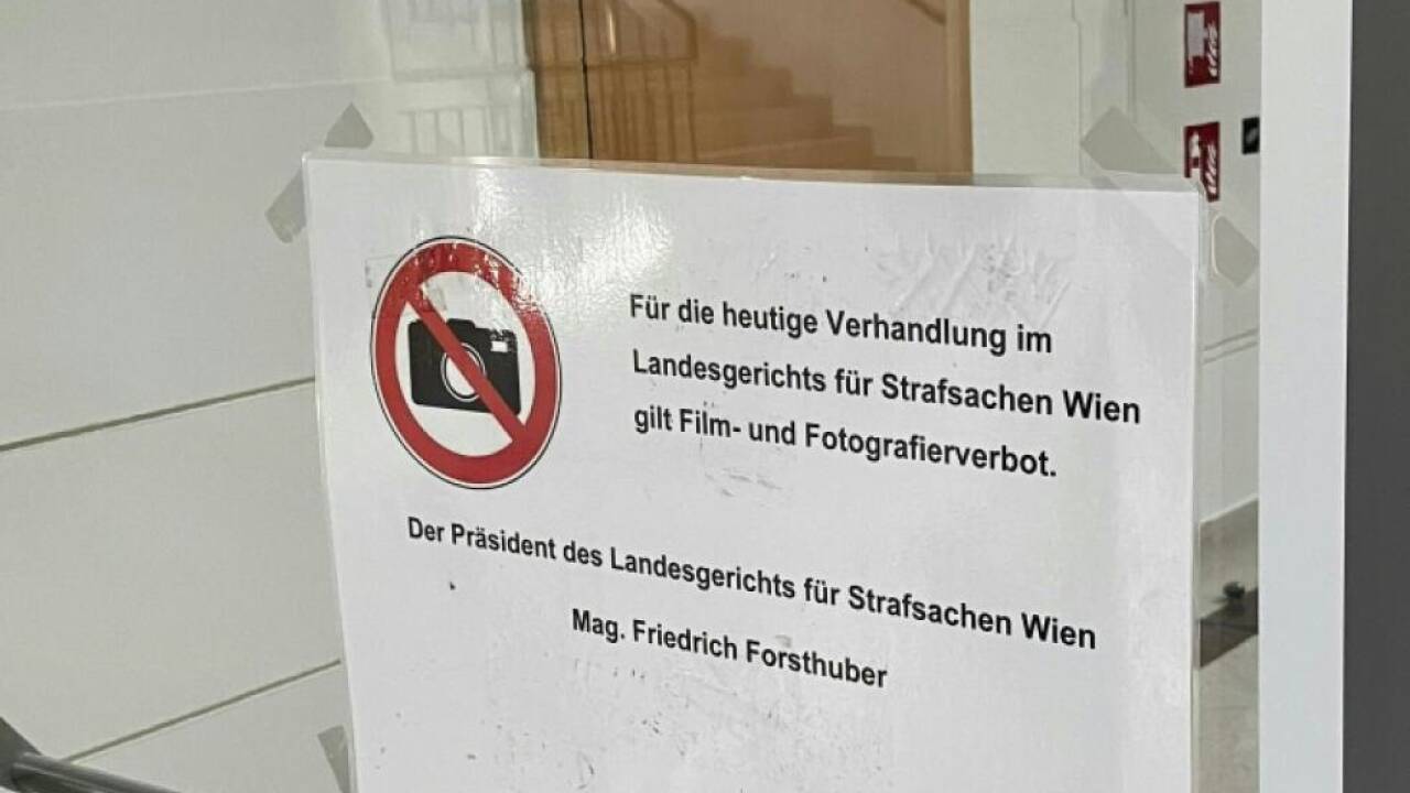 Film- und Fotografierverbot im Bereich des Verhandlungssaals 
