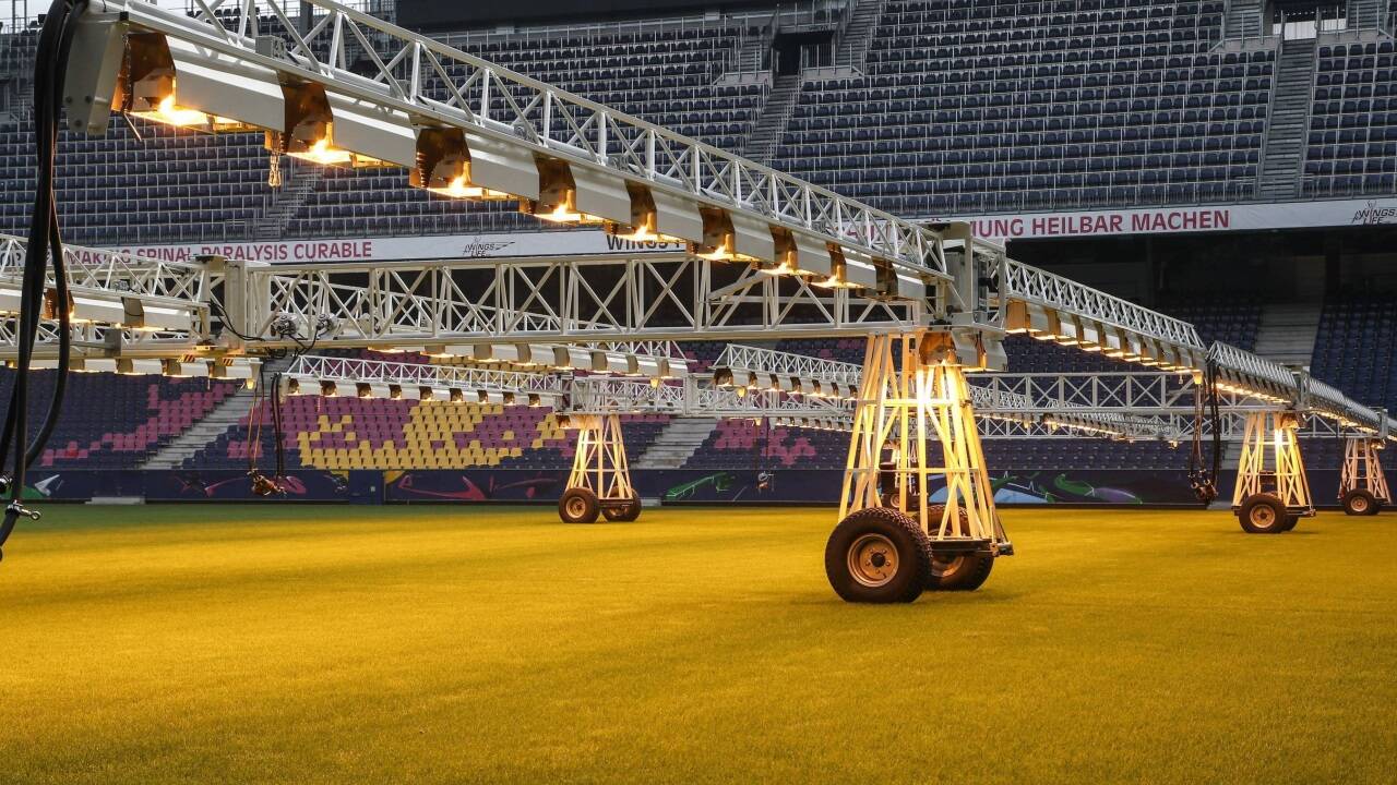 Zum zweiten Mal wurde der Rasen in der Red-Bull-Arena getauscht. 