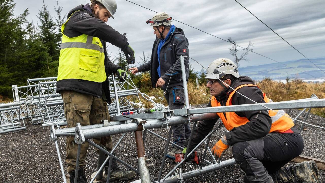 Auf dem Lehmberg bei Thalgau wird der neue Windmessmast errichtet. In frühestens einem Jahr sollen die Ergebnisse vorliegen.  