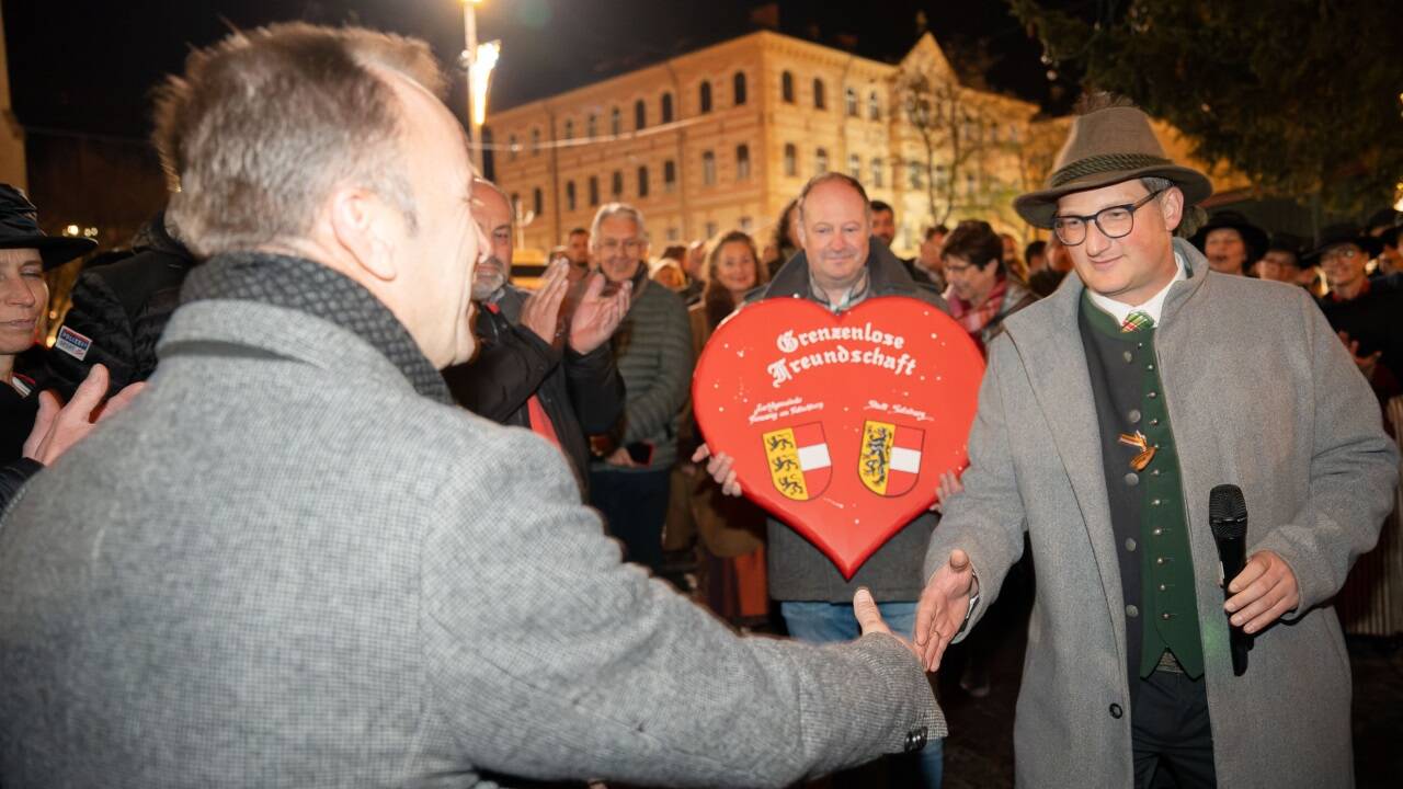 Bürgermeister Bernhard Auinger nimmt den Baum von Amtskollegen, dem Rennweger Bürgermeister Franz Aschbacher, entgegen. 